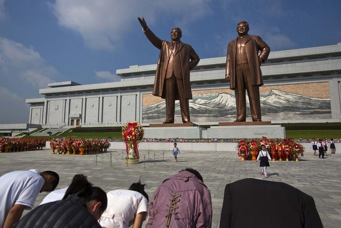 Người dân tới viếng thăm tượng đài ông Kim Nhật Thành và Kim Jong-il.