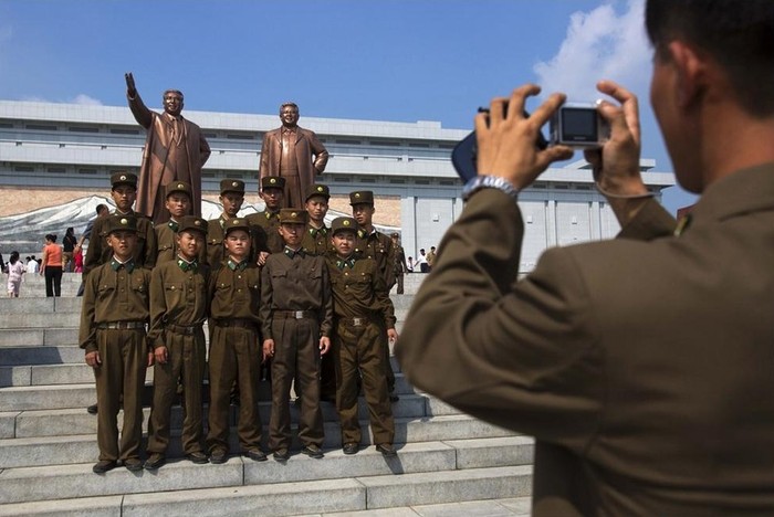 Các binh sĩ Bắc Triều Tiên chụp ảnh tại khu tượng đài.