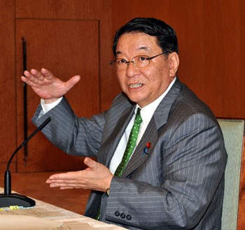 Chánh văn phòng Nội các Nhật Bản Osamu Fujimura đề nghị chính phủ giải thích lập trường của mình cho Trung Quốc một cách thận trọng.