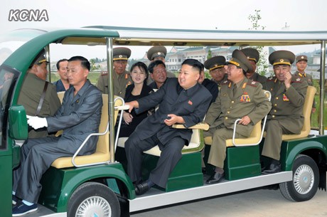 Đi cùng với vợ chồng ông Kim Jong-un là các quan chức quân đội.