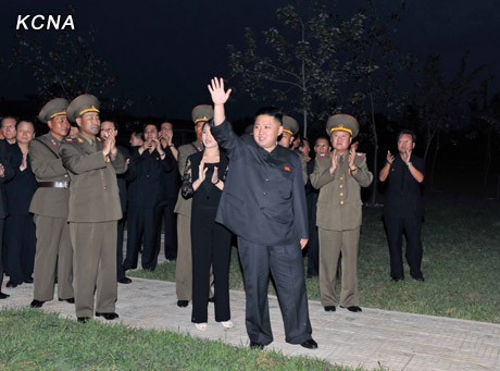 Chuyến thăm của vợ chồng ông Kim được chào đón nhiệt liệt.