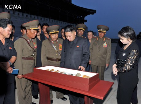 Vợ chồng ông Kim Jong-un chiêm ngưỡng các mẫu vật cổ.