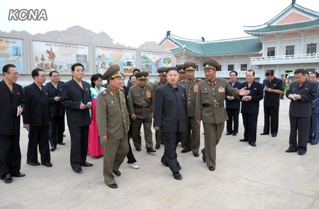 Lãnh đạo Bắc Triều Tiên cùng các quan chức đã có một vòng đi thăm công viên.
