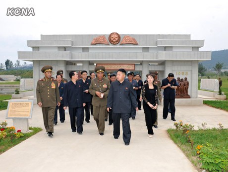 Xuất hiện trong chuyến đi này, Đệ nhất phu nhân Bắc Triều Tiên đã diện một bộ quần áo màu đen với chiếc quần âu, khác hẳn những bộ váy màu sắc trước đây.
