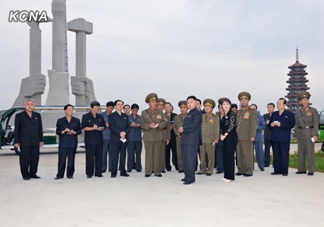 Vợ chồng Kim Jong-un thăm công viên Folk sắp được hoàn thành tại Bình Nhưỡng.