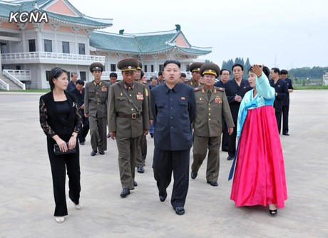 Hướng dẫn viên thuyết trình với vợ chồng nhà lãnh đạo Bắc Hàn về công trình sắp hoàn thành.