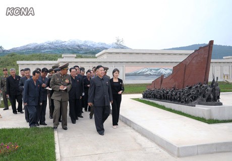 Nhà lãnh đạo Bắc Triều Tiên cùng các quan chức đi thăm một vòng công viên Folk.