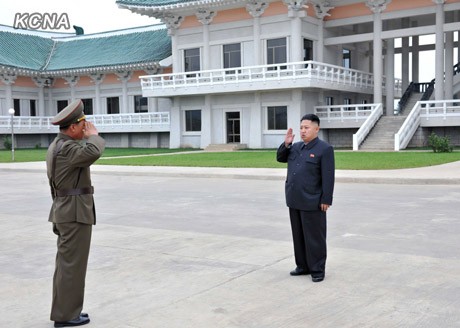 Ông Kim Jong-un nhận chào báo cáo.