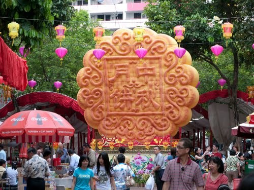 Chiếc bánh trung thu khổng lồ "sừng sững" đứng trên đường phố Singapore.