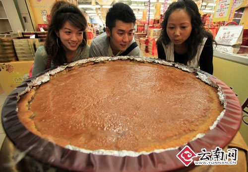 Các thanh niên ở Vân Nam chiêm ngưỡng "vua bánh" tại một siêu thị ở Côn Minh, tỉnh Vân Nam, Trung Quốc vào dịp Tết Trung thu năm 2010. Chiếc bánh nặng 42kg đã được nhà sản xuất tuyên bố là "vua bánh" ở Vân Nam và có giá 4.680 nhân dân tệ (hơn 700USD).