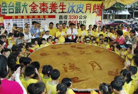 Chiếc bánh trung thu khổng lồ ở Nghi Lan, Đài Loan, nặng 360 kg và đường kính 330 cm, có thể được chia sẻ cho 1.500 người. Đặc biệt, chiếc bánh được gọi là bánh trung thu tuyết vì không qua giai đoạn nướng.