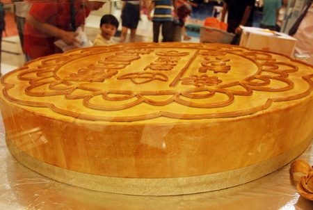 Một bánh trung thu khổng lồ được trưng bày trong một tòa nhà doanh nghiệp ở Thượng Hải ngày 14/8/2011.