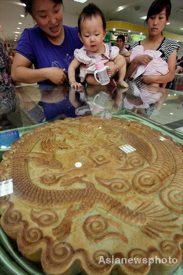 Từ người lớn đến trẻ nhỏ đều không thể rời mắt khỏi chiếc bánh lớn hơn bình thường này. Bánh trung thu này có đường kính 80 cm, nặng 75,5 kg và được làm bằng gần 40 kg bột mì.