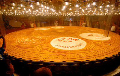 Một bánh trung thu khổng lồ đang được trưng bày tại một siêu thị thực phẩm ở Thẩm Dương, Trung Quốc vào ngày 21/8/2007. Chiếc bánh nặng tới 12,9 tấn và có đường kính 8,1 mét.