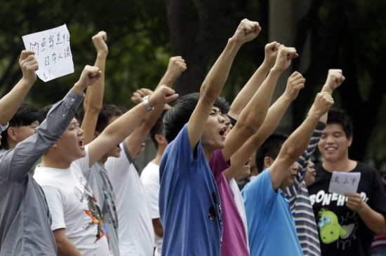 Từ người trẻ đến người già đều tham gia biểu tình phản đối Nhật Bản.