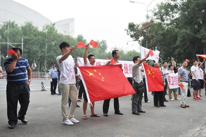 Hơn 10 người biểu tình đã tụ tập trước Đại sứ quán Nhật Bản tại Bắc Kinh biểu tình chống Nhật Bản