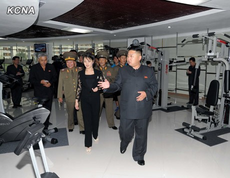 Cũng như mọi chuyến đi khác, đồng hành cùng ông Kim Jong-un là vị phu nhân xinh đẹp và các quan chức quân đội.