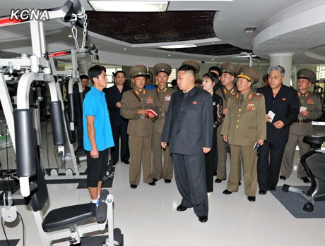 Ông Kim Jong-un đã thăm toàn bộ công trình, gặp gỡ và trò chuyện với người dân tại trung tâm.