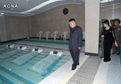 Ông Kim Jong-un thăm phòng bể bơi trị liệu bằng sóng.
