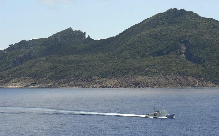 Tàu Cảnh sát biển Nhật Bản đang di chuyển trên vùng biển gần nhóm đảo Senkaku/ Điếu Ngư. Trước đó, Nhật Bản đã tuyên bố sẽ huy động lực lượng Cảnh sát biển nếu tàu Hải giám Trung Quốc đi vào khu vực nhóm đảo.