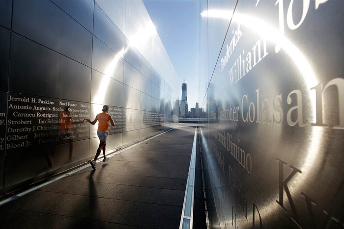 Khu tưởng niệm các nạn nhân trong vụ khủng bố ngày 11/9/2011 Empty Sky ở Jersey City, New Jersey, Mỹ. Phía xa là Trung tâm Thương mại Thế giới 1, nhìn qua sông Hudson đã được xây 104 tầng.