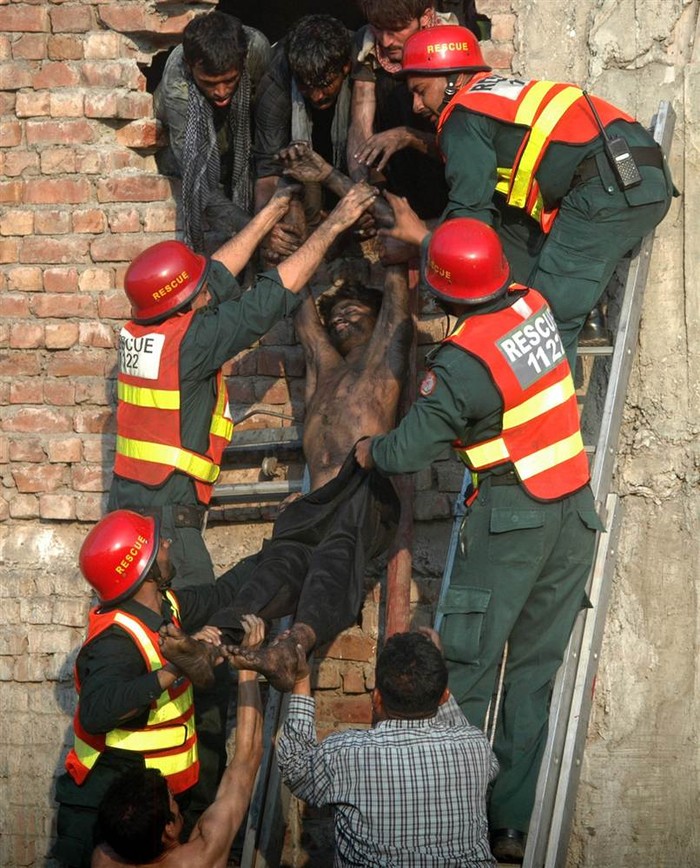 Lực lượng cứu hộ cứu một công nhân nhà máy giày sau khi một đám cháy bất ngờ xảy ra khiến hàng chục người lao động trong nhà máy sản xuất ở Lahore, Pakistan bị mắc kẹt. Ít nhất 21 công nhân đã thiệt mạng và 14 người khác bị thương