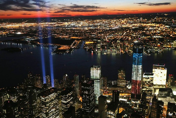Trung tâm Thương mại Thế giới 1 (phải) trong ngày kỷ niệm thứ 11 cuộc tấn công khủng bố vào Trung tâm Thương mại Thế giới ở thành phố New York. Các cuộc tấn công đã dẫn đến cái chết của gần 3.000 người sau khi hai chiếc máy bay bị cướp đâm vào tòa Trung tâm Thương mại Thế giới.