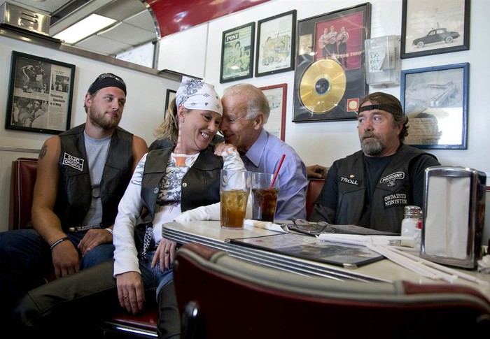 Phó Tổng thống Mỹ Joe Biden và một người đưa thư. Bức ảnh này khiến nhiều người nhầm rằng người phụ nữ đang ngồi trên trong lòng của Phó Tổng thống. Thực tế là chiếc ghế của hai người khá sát nhau.