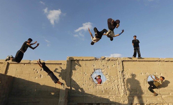 Ở Khan Younis, thanh niên Palestine đang luyện tập Parkour - một loại nghệ thuật đường phố tìm kiếm những cách mới để vượt những khoảng không trong thành phố lớn, nhảy, trèo, đu người... Việc luyện tập Parkour thường diễn ra trong nghĩa trang và các khu định cư cũ của người Israel.