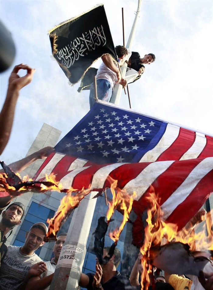 Người biểu tình ở Tunisia đốt lá cờ Mỹ trong một cuộc biểu tình bên ngoài Đại sứ quán Mỹ ở Tunis, một ngày sau khi những người biểu tình có vũ trang đã xông vào Đại sứ quán tại Libya. Cảnh sát Tunisia đã bắn đạn cao su để giải tán đám đông phản đối một trailer phim bị cho là xúc phạm nhà tiên tri Muhammad.