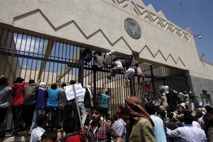 Người biểu tình Yemen leo lên cửa Đại sứ quán Mỹ tại Sanaa, Yemen khi đang tức giận trước trailer của một bộ phim nghiệp dư do Mỹ sản xuất và bị cho chế giễu nhà tiên tri Muhammad của Hồi giáo.