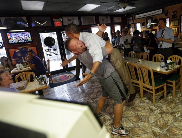 Chủ nhà hàng bánh pizza, ông Scott Van Duzer đã ôm và nhấc bổng Tổng thống Mỹ Barack Obama khi ông đang vận động tranh cử tại thành phố Fort Pierce, bang Florida.