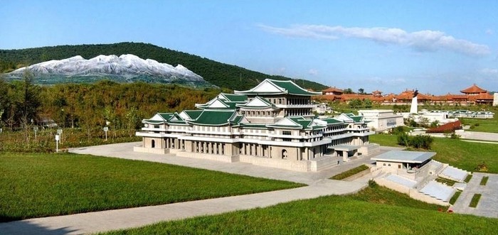 Bảo tàng lịch sử ngoài trời của Bắc Triều Tiên bên trong công viên Folk được xây dựng trên một khu đất rộng lớn, được thiết kế với các ngôi nhà, tòa tháp giống như các triều đại xưa kia.