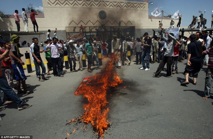 Hàng trăm người đã tấn công Đại sứ quán Mỹ tại thủ đô Sanaa của Yemen, châm lửa đốt cờ Mỹ.