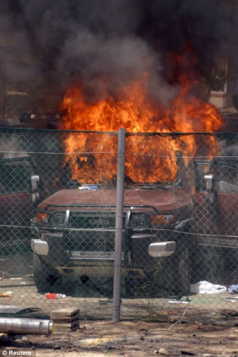 Chiếc xe ô tô bốc cháy dữ dội bên ngoài khu nhà Đại sứ quán Mỹ ở Yemen.