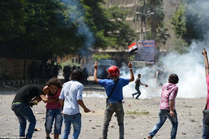 Cảnh sát dùng hơi cay để giải tán đám đông ở Cairo.