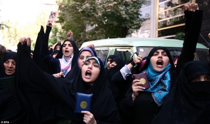 Phụ nữ Iran biểu tình phản đối gần Đại sứ quán Thụy Sĩ, nơi đại diện cho các lợi ích của Mỹ tại Iran.