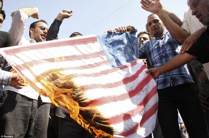 Cờ Mỹ ở thành phố Sadr, phía bắc Baghdad, Iraq bị những người biểu tình phản đối bộ phim xúc phạm đạo Hồi đốt cháy.
