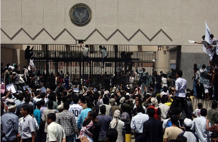 Những người biểu tình chọc thủng hàng rào an ninh quanh Đại sứ quán.