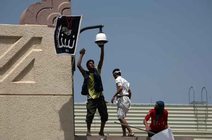 Đoàn người biểu tình thể hiện rõ sự tức giận khi đập phá mọi thứ quanh khu nhà Đại sứ quán.