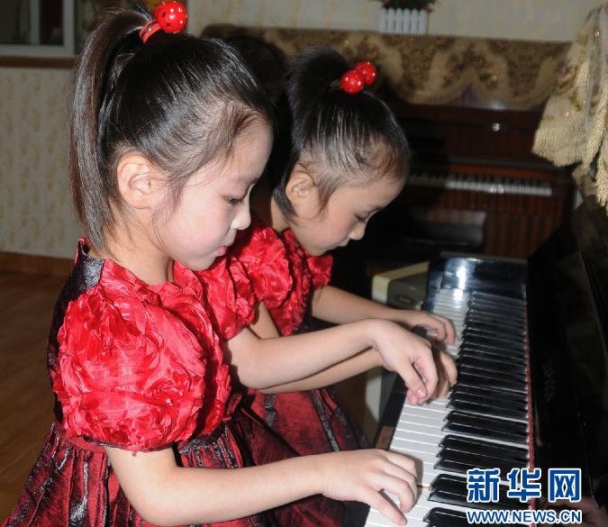 Hai bé gái đang chơi piano tại trường mẫu giáo Kyongsang ở Bình Nhưỡng.