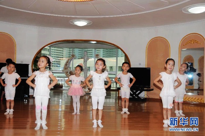 Các bé trai, bé gái đang học múa tại trường mẫu giáo.