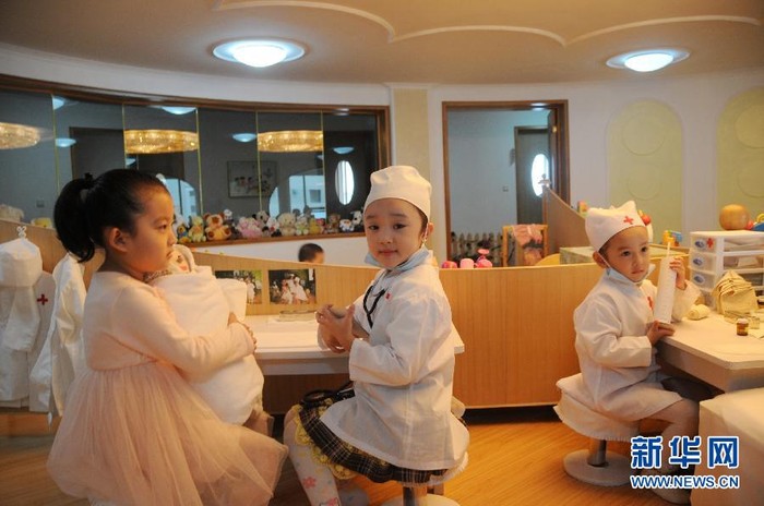Cơ sở vật chất của trường mẫu giáo Kyongsang được trang bị khá đầy đủ, hiện đại. Trẻ em Bắc Triều Tiên có thể tham gia vào nhiều trò chơi với nhau như tự đóng vai bác sĩ khám sức khỏe cho bệnh nhân.