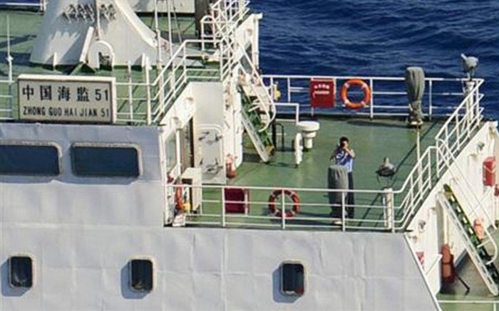 Hình ảnh chụp từ trên cao cho thấy nhân viên trên tàu Hải giám 51 của Trung Quốc đang theo dõi khu vực xung quanh.
