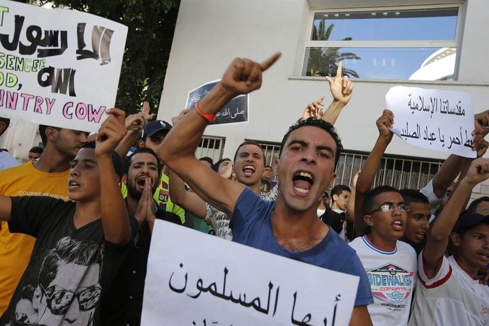 Những người biểu tình phản đối bộ phim Mỹ trước Đại sứ quán Mỹ ở thành phố Casablanca, miền tây Morocco.