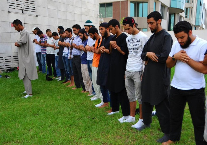 Người Hồi giáo cầu nguyện bên ngoài Đại sứ quán Mỹ ở Tunis, Tunisia trong một cuộc biểu tình yêu cầu đóng cửa Đại sứ quán.