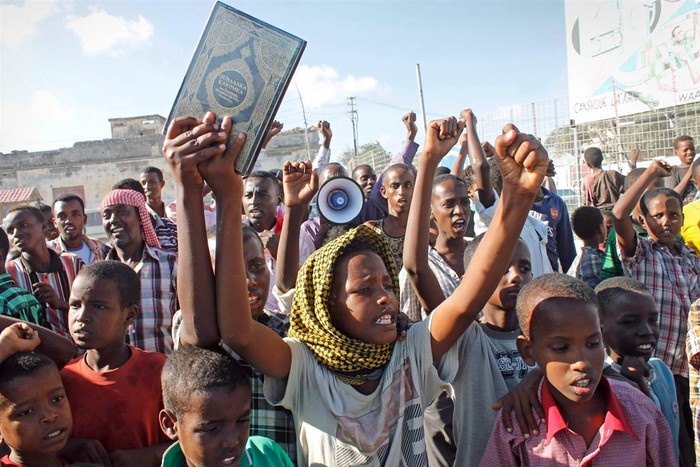 Tại thành phố Mogadishu, Somalia, các thanh niên và trẻ em Somali giờ lên cao một bản sao của kinh Koran trong một cuộc biểu tình. Bộ phim của nhà sản xuất Mỹ bị cho là đã bôi xấu Hồi giáo khi mô tả nhà tiên tri Muhammad như là một người gian lận, một kẻ lăng nhăng và một người điên.