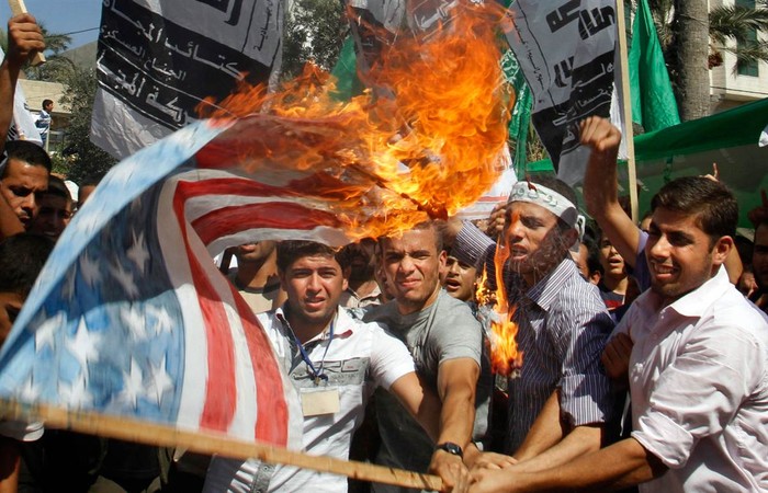 Một lá cờ Mỹ bị đốt cháy trong một cuộc biểu tình tại thành phố Gaza.