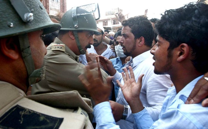 Tại Srinagar, Ấn Độ, cảnh sát ngăn chặn người biểu tình Hồi giáo Kashmiri.