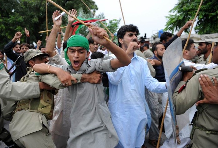 Tại thủ đô Islamabad, Pakistan, các binh sĩ ngăn cản người biểu tình Hồi giáo hô những câu chống Mỹ khi họ cố gắng đến gần Đại sứ quán Mỹ. Hàng trăm người Hồi giáo Pakistan đã tổ chức các cuộc biểu tình phản đối bộ phim bị cho là chống Hồi giáo, kêu gọi chính phủ trục xuất Đại sứ Mỹ và các nhà ngoại giao Mỹ khác ra khỏi Pakistan.